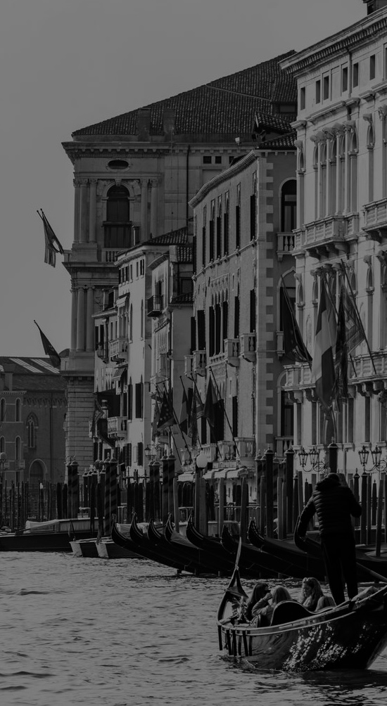 Canal Grande con gondole e palazzi veneziani, in bianco e nero