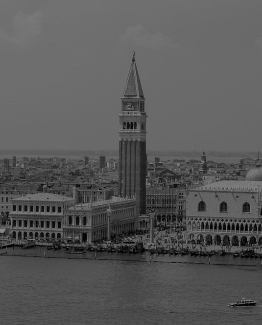 Veduta aerea del campanile di San Marco e Piazza San Marco, in bianco e nero